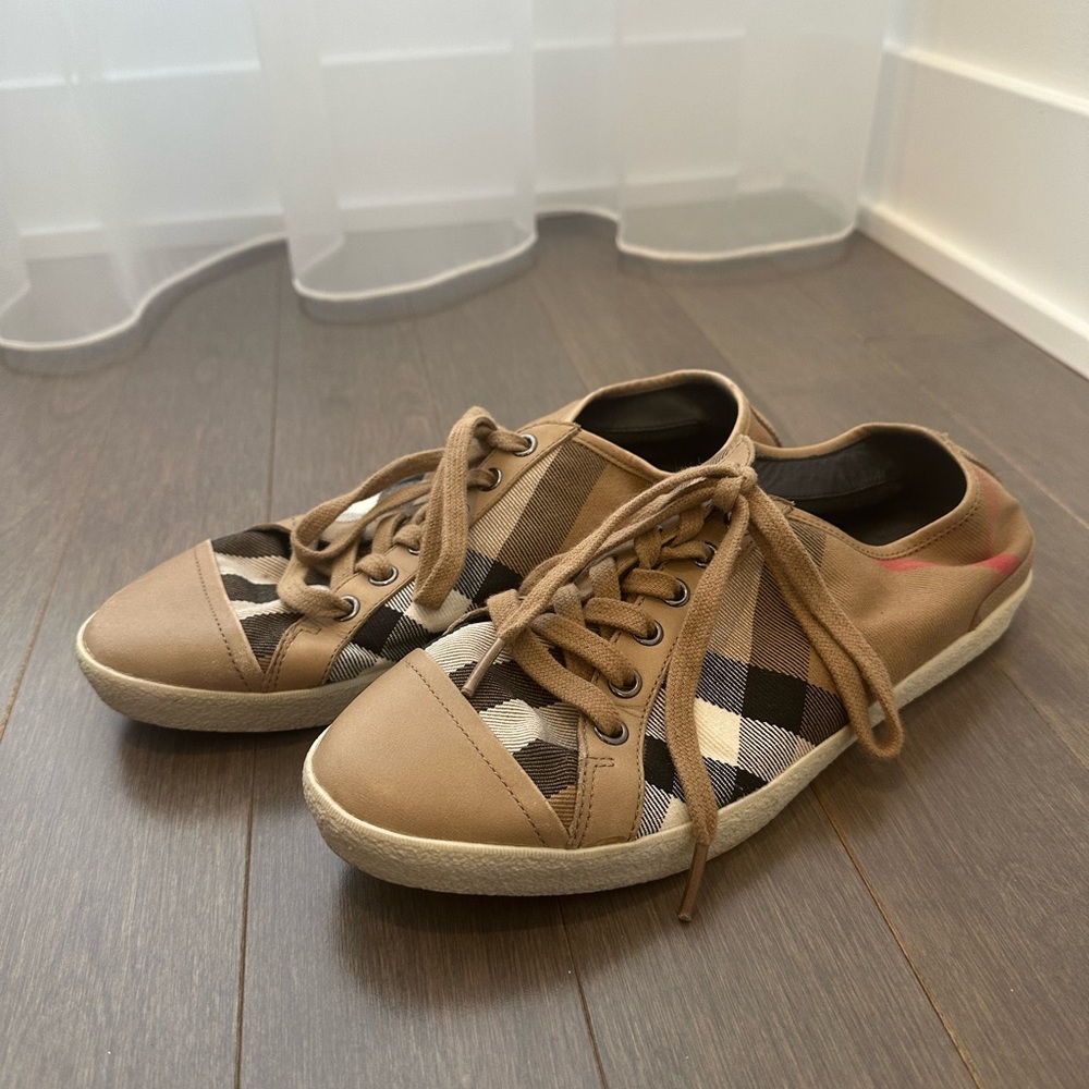 BURBERRY SNEAKERS (SIZE 39)